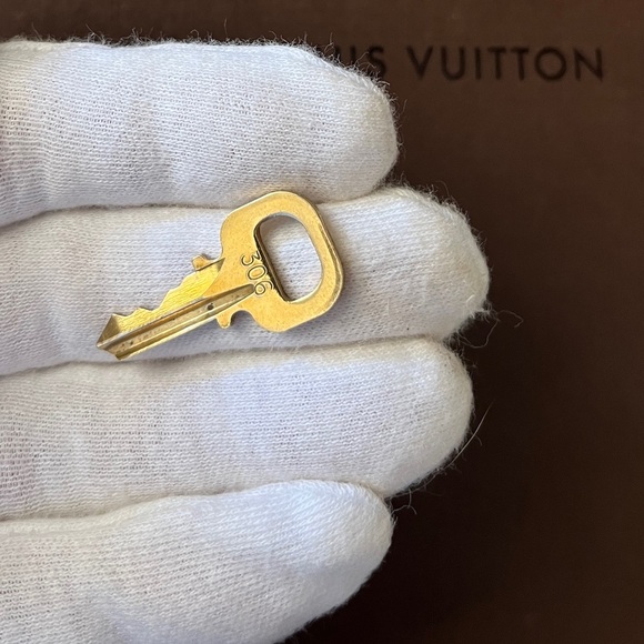 ⭐️SALE⭐️ #306 LOUIS VUITTON Vintage functioning Lock and Key. EUC. - Picture 5 of 8